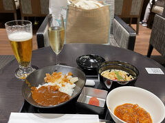 買い物終了後、シャワー順番待ちの間に、食事を頂きます。