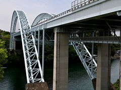 　西海橋と並行して架かる新西海橋。西海パールライン有料道路が走る