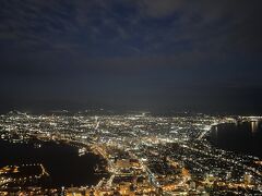 函館山に行くためのロープウェイは行きも帰りも1時間弱待ちという感じでした
そしてこの景色を撮るための展望台のベストポジションはすし詰め状態でした