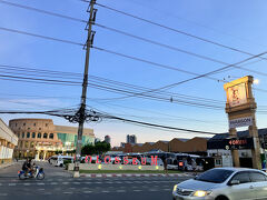 明けて翌日、いつものルーティーン化している、朝ごはんを食べデータ整理をしジムで運動をしていたら夕方になったので、パタヤビーチ側のソンクラーンが如何なっているのか、お散歩がてらに視察しに出かけます。

コンドミニアムの前は、ニューハーフショーのコロシアムがあります。

中国人が大型バスに乗って大量に来ておりました。