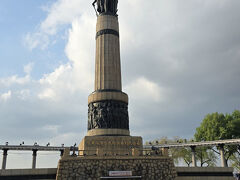 川のところのモニュメント到着