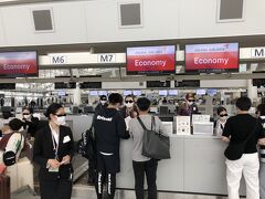 大韓航空に統合されるまでにどうしても乗っておきたかったアシアナ航空の2022年9月から始まるOZ搭乗レポート“その3”です。

私の航空券はANAのマイレージクラブ15,000マイルを使ってスターアライアンス特典航空券・日本⇔ソウル往復で発券しました。その第3区間分に本日搭乗です。

本日OZチェックインカウンターは大変賑わっております。

母は同じ区間を別で片道購入しました。

母が旅慣れて英語が喋れたらTAX込みで￥10,000円を切る価格のLCCの片道で良かったのですが､､､､､そうもいかないので同じフライトを選択します。

福岡⇔ソウル間はLCCがいつも大変安い価格で販売していまぁすがフルサービスキャリアのアシアナは未だ投げ売りをしていません(笑)。

結局はアシアナ航空の正規割引運賃でTAXにサーチャージ込みで￥25,400円。

お高い買い物です。安心料と言う事で，，，，，，
　