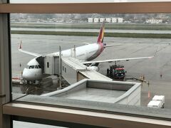 搭乗機材を撮影。

ひぇ～外は雷とゲリラ豪雨が、、、、、