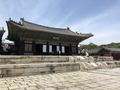 で再び王宮中心エリアへ戻ります。昌慶宮の中心のメインの正殿の明政殿です。

他の王宮と違って国王がここで政治をするわけでも儀式をするわけも無いのでコンパクトな作りです。　