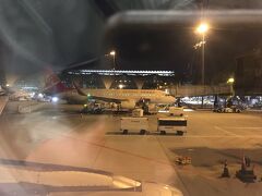 無事トイレの鏡は壊れてましたがスワンナプーム国際空港に到着です。

隣の駐機スポットの彼方に見える飛行機は､､､､､“ GX Airlines 北部湾航空 ”

中国の何処か奥地の航空会社でしょうか？あの機材は妙に胴体が短いけど何だろう？