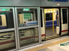 スワンナープム空港駅→パヤータイ(ARL)と移動。

アレ？この赤いラインの入ったEXPRESSの電車って､､､､､､