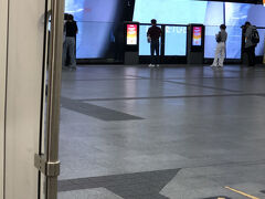 この日曜日の深夜帯の時間はもう繁華街のサイアム駅もガラガラでした。