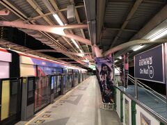 宿泊先最寄りのオンヌット駅到着です。

宿泊先は駅真正面です。