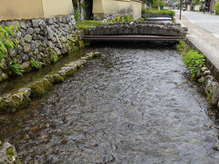 明神川と社家町の眺め。