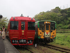 伊予上灘で普通と並ぶ