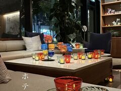 まだまだ飲みたいところですが、ホテルのイベントにも参加したかったので、21時前にホテルへ。

琉球グラスにローソクを入れて、揺らめくイルミネーションがロビーで始まっていました。