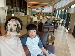 この旅の2回目の洗濯タイム。
昨夜、ランドリールームに向かったのですが、洗濯機と乾燥機ほとんど故障中になってまして…。
乾燥機にかけられなかった洗濯物を乾かしたかったので、朝一に乾燥機へ。
夫と長男はお部屋で身支度中。
