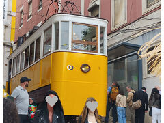 またRestauradores駅に戻って歩いていたらちょうどフニクラを発見。待ってみることにしました。ここもNaveganteカードで乗れます。ギューギューに乗せて出発しました。すぐ上に着きますが身動き取れませんでした。