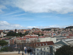 上るとすぐにこのアルカンタラ展望台がありました。そうです。あの「消臭力」のCMでおなじみの場所です。見晴らしも良く大勢観光客もいました。