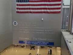 無事にロサンゼルス空港に到着。
細かい質問もなく、指紋を取るだけで問題なくアメリカに入国できました。