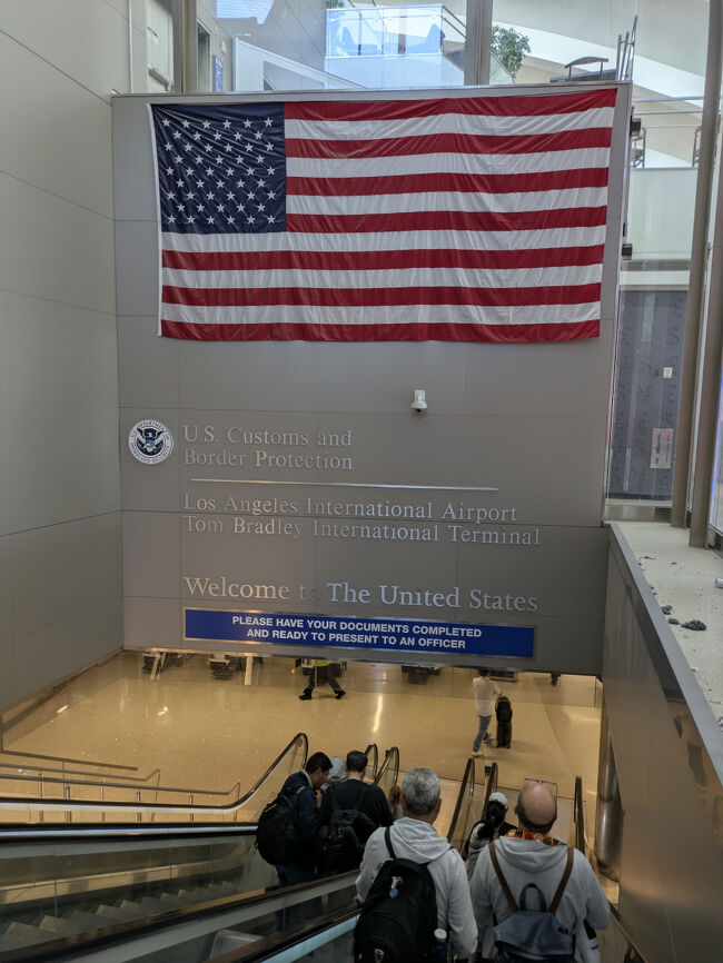 無事にロサンゼルス空港に到着。<br />細かい質問もなく、指紋を取るだけで問題なくアメリカに入国できました。
