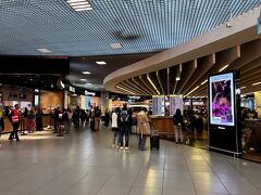 あっというまにリスボン空港
お店が多く、たくさんの人で賑わってました