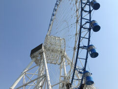 前回訪れた時....夜にシェムリアップ空港に到着してホテルまでSimさんのトゥクトゥクで送ってもらった時にライトアップされた巨大観覧車が目に入った。

なんだか気になってこの観覧車の事を調べてみたら、なんと福岡県北九州市にかつてあった「スペースワールド」の観覧車だったという事実。スペースワールドが閉園後にこの観覧車はいったん解体され、遥かカンボジアまでやってきて第二の人生（？、機生？？）を送っている。