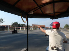 指差す方が旧シェムリアップ空港。