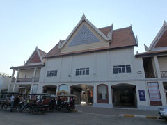 旧空港を経由してアンコールパスのチケットセンターに到着。予定より早く着いてしまった。