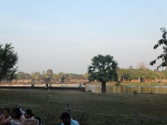 そしてアンコールワットの建造物が見えてきた。すごく遠くに小さく見えたのだが、いつもの同行者は感激していた。