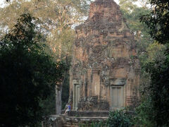 歩道の途中にちょっとした展望デッキがあり、そこからは隣にあるバクセイ チャムクロンの遺跡を見ることができた。