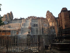 歩道をひたすら歩き....というか登り丘の上に辿り着いた。