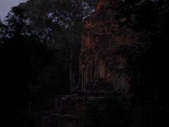 大渋滞の階段を降り、来た道を戻っているうちに周りは暗くなってきた。行きにしっかりと見えていたバクセイ チャムクロンもなんとなく見えるだけ。

と、この展望デッキの手すり部分にアンコールパスが放置されていた（忘れ去られていた）。なんと今日日付発行の７日間有効のパス....72USDもする高価なものだ。パスは１日券を含めチケットに顔写真が印刷されるので他人が利用できるものではない。しかし再発行などしてくれないので所有者は困っているだろう。近くにボランティアスタッフが居たので事情を話し預けておいた。あのパスは無事に所有者の元に戻ったのかなぁ？。