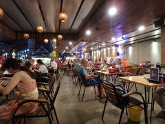 ホテルに荷物を置いてから夕食を取りに出かける。前回利用したお店の前を通ったら店員さんに声をかけられたので「前回ここで食事したよ」と応えた。そしたら「すぐに席を用意するよー」と混雑した店内に案内してくれるということで２度目のクメール レストランで夕食決定♪。