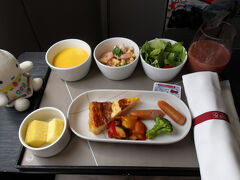 シートベルト着用後に機内食が提供されました。