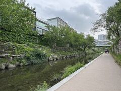 ここから広蔵市場に行って夜ご飯のつもりだったのですが、
二人とも全然お腹空いていなかったので清渓川に沿って駅に向かうことに。