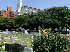右手に「泊外人墓地」を見ながらさらに進みます。

ここまで20分くらい。

外人墓地には扉がありますが、扉を開けて中に入れます。
（規則が変わってなければ...今回入らなかったので未確認）

中にはペリー上陸の碑なんてあります。