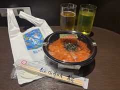2025.5.17 sat
家から羽田までのバスがちょうどいい時間がなく
出発の１時間半前に到着

お昼すぎの飛行機だったので、どさんこプラザの佐藤水産で
いくらルイベ丼を購入してサクララウンジで昼食。
ルイベ漬けも塩っぱいし、いくらも塩っぱいｗ
ご飯やお酒が進む味付です。

この時間のサクララウンジはかなり混みあっていました。