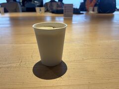 サクララウンジが混んでいたので
気分転換にカードラウンジへ移動。

ここもかなり混んでいて移動した意味…。
空港にもたくさん人がいたので土曜日お昼は混むんですね。