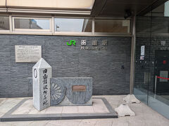 １９０２年に北海道鉄道の起点として函館駅が開業。
その後港近くの現在地に移転しました。
２００３年に現在の駅舎（５代目）が完成。
港は近いけど青函連絡船から乗り継いだ面影はまったくなかった。