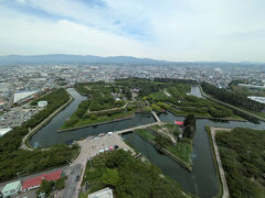 展望台は２層構造。
まずは高さ９０ｍの展望２階へ到着します。

エレベーターを降りると・・わあ～まさに五稜郭！
東西・南北各５００ｍ・堀の周囲は約１．８ｋｍの大きさ。
堀は最大３０ｍほどあって深さは４～５ｍ
星の形を作る土塁の高さは５～７ｍ・土塁の厚さは２７ｍ～３０ｍ
だそうです。
１８５７年から約７年で造営されました。
星の形は上からじゃないとわからないかも。