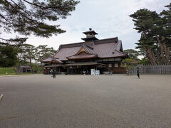 中心部（本丸）にある箱館奉行所。

奉行所の建物は幕末に江戸幕府の役所として設営されその後幕府脱走軍の本拠地となります。
明治になり解体されましたが２０１０年に復元。
発掘調査や文献資料に基づき可能な限り当時と同じ産地の材料・工法により造られたそうです。