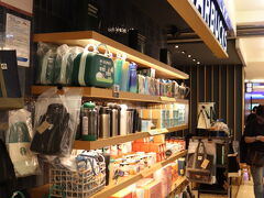 台北駅2階のスターバックスに行きました

ここはグッズが多い店舗だと思います
