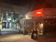 桜坂を上ってホテルへの帰り道、桜坂ブルワリー発見！
すでにブルワリーは閉店してましたが、はす向かいのこのお店でブルワリーのビール飲めるようです。
次回ぜひ♪