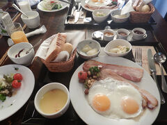 4月30日(水)
ふく井ホテルの第2のポイント、レストランバイプレーンでの朝食です。
和、洋、中華粥、コンチネンタルの4種から選べます。
2人して洋食セットをいただきました。パンはご飯にもできます。
生野菜、ドリンク、ヨーグルトなどはビュフェ台から自由にいただけます。