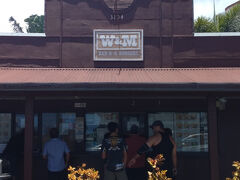そして、第二の目的地。W&M BAR-B-Q BURGERへ。テレビを見ていたら、たまたまこのお店が紹介されていて、行ってみたいということになり。
地元の人が車で次々にやってきて、ハンバーガーを買って持ち帰りにしていました。