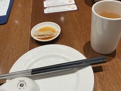 昼食抜きで台北101と貓空をハシゴしてお腹が空きました。時刻はもう15時過ぎ。当選金もまだ1000元以上あるので（笑）また鼎泰豊へ！贅沢だなぁ…
15時過ぎだったので5分も待たずにご案内。