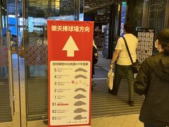 フードコートを横切る感じです。食べ物の調達に便利ですね！