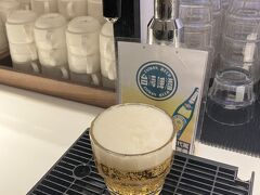 出国後はプライオリティパスでラウンジDへ。シャワーを借りて（少し並びました）サッパリし、台湾啤酒サーバーで自助。