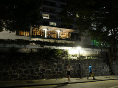 　元創方（PMQ）は、元々警察署の宿舎だった建物をリノベーションしたショッピングビルです。