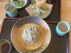 【２日目昼13時】
お昼は、食べログ高評価の奥出雲町「純そば　一風庵」。
手前は、「野の香（限定１５食）」、奥は「天ぷら割子そば」。
蕎麦も天ぷらも美味しいが、蕎麦湯が絶妙の旨さでした。