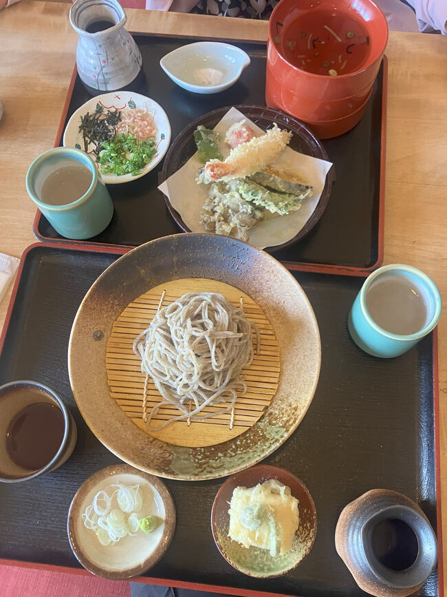 【２日目昼13時】<br />お昼は、食べログ高評価の奥出雲町「純そば　一風庵」。<br />手前は、「野の香（限定１５食）」、奥は「天ぷら割子そば」。<br />蕎麦も天ぷらも美味しいが、蕎麦湯が絶妙の旨さでした。