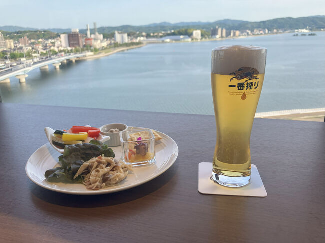 【２日目夕方17時】<br />夕方のホテル本館9階の「スカイビュー キャンドル」。<br />生ビール2杯＋おつまみプレート　2,000円（税込）<br />杜のワイン+おつまみプレート　1,600円（税込）<br />両方を頼んだら、おつまみの一部を差し替えてくれました。