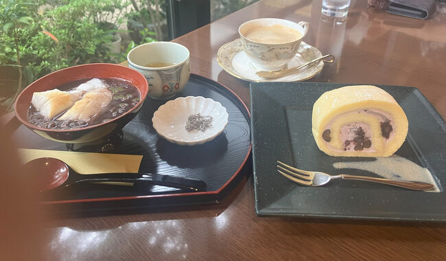 「神門通りカフェ ポンム ベエル」。<br />外がパリッ、中はトロッの餅入りのぜんざい。<br />ぜんざいロールケーキ。<br />コーヒー。<br />コーヒーは香りが高く、酸味がなく澄んでいる。<br />コーヒー豆を買って帰りたいほど美味だったが、特注品とのこと。