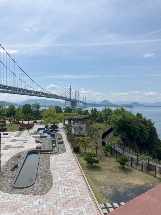 【２日目朝１０時】<br />瀬戸大橋を通って本州へ。<br />（写真は瀬戸大橋の途中にある、与島パーキングエリアから岡山を望む）<br />